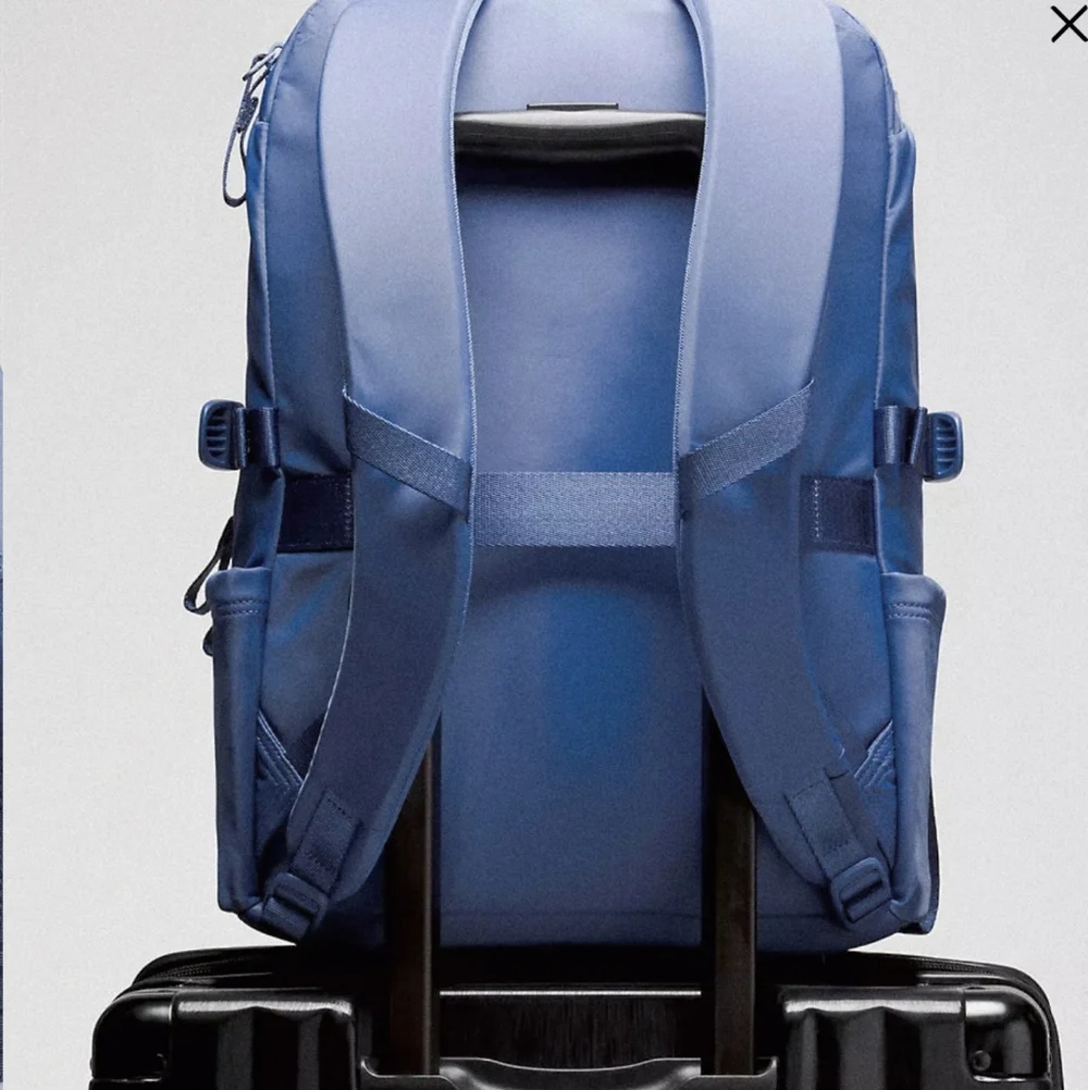LULULEMON New Crew Backpack 22L. Blue